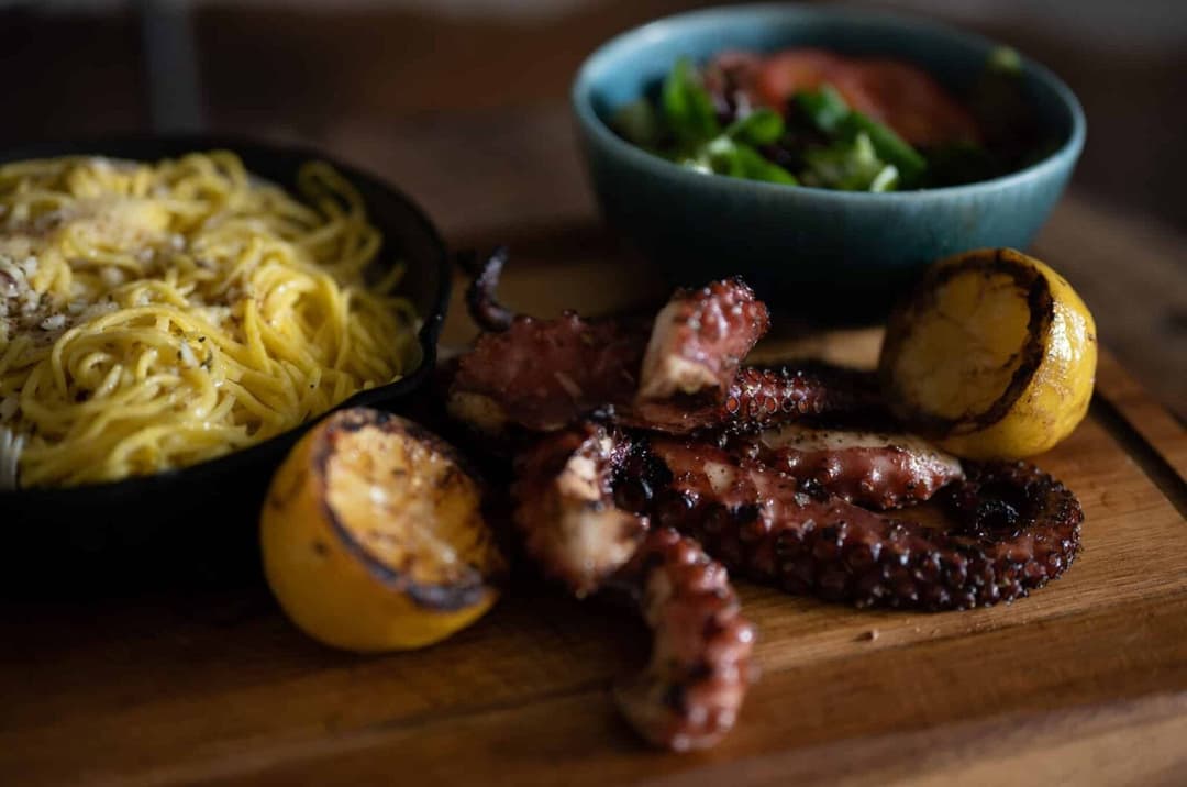 Gegrilde Pulpo met Spaghetti Aglio e olio